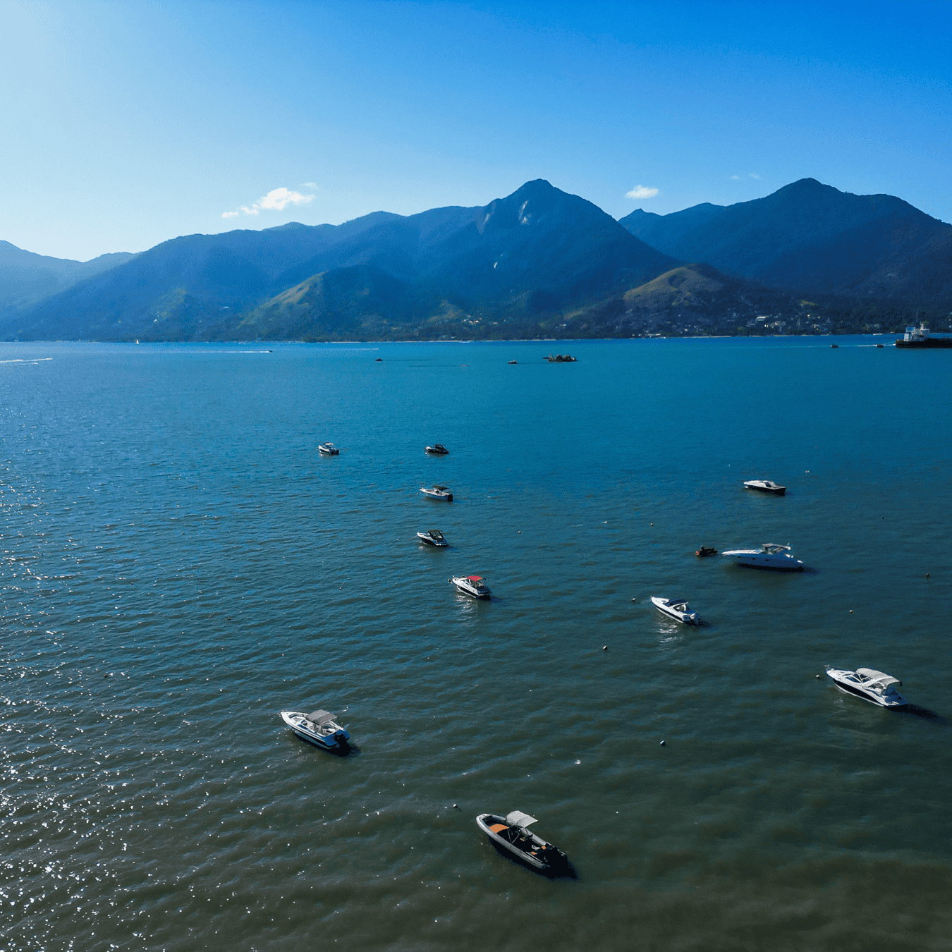 Mar e Ilhabela vistos a partir de São Sebastião