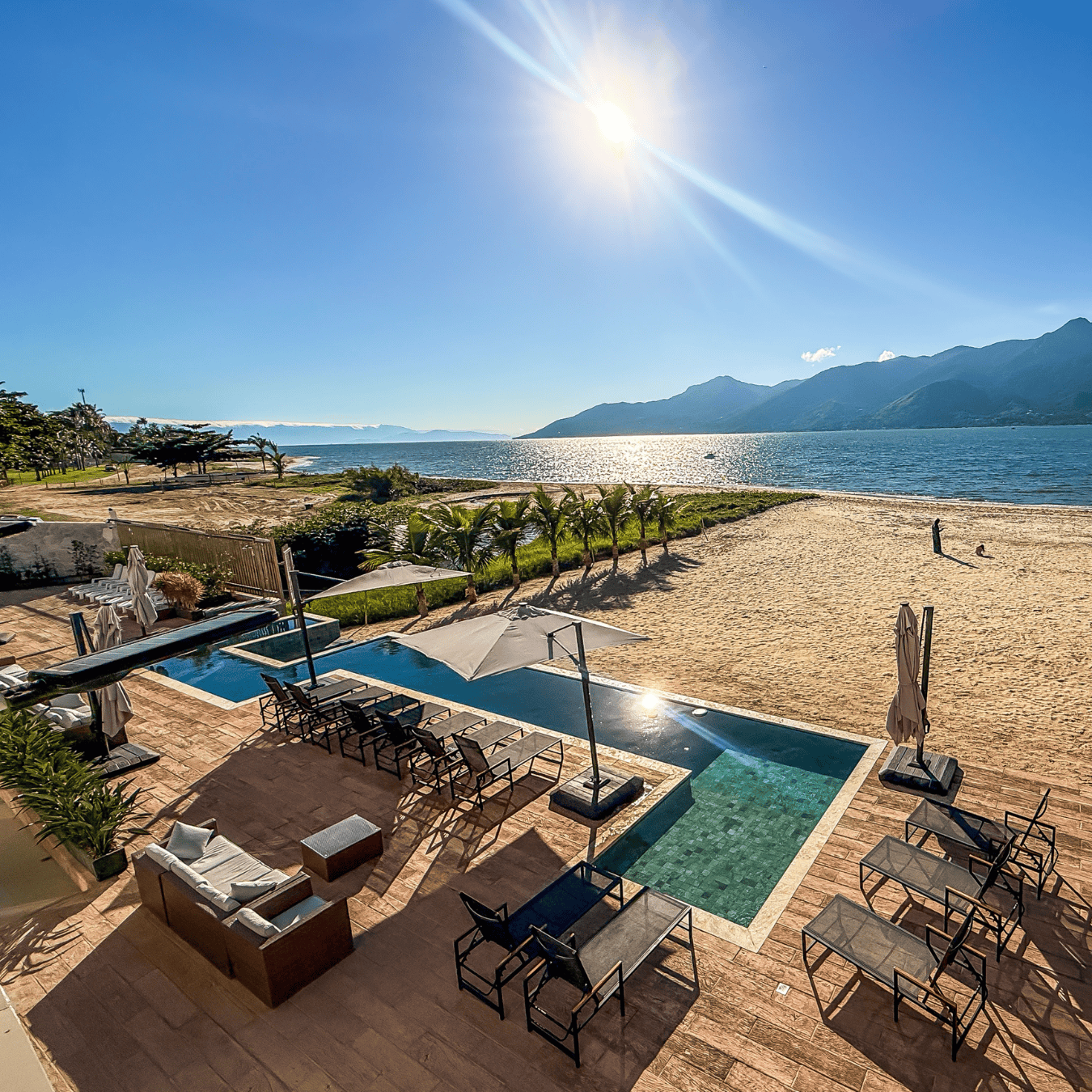 Vista aérea da piscina e área de lazer do Ágape Hotel