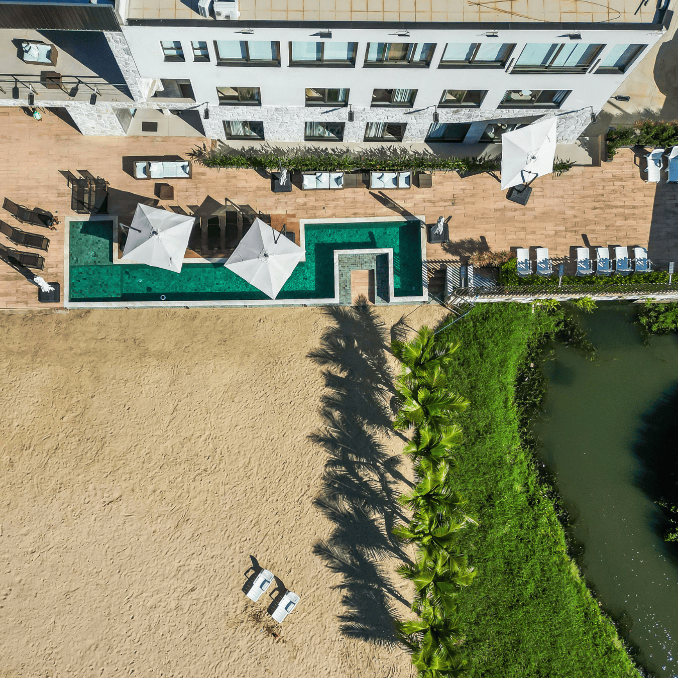 Fachada do Ágape Hotel em frente à praia de Porto Grande
